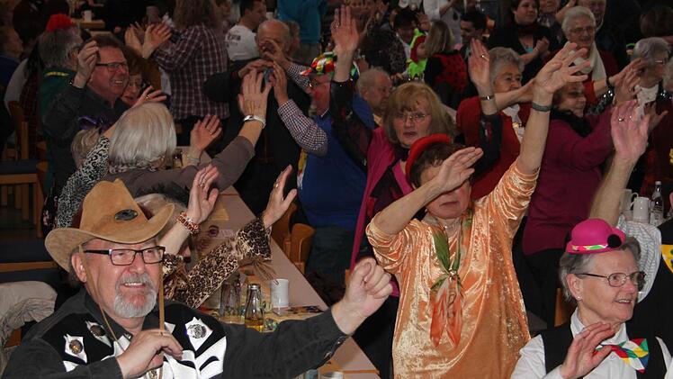 Die Senioren gingen in der Steinachtalhalle begeistert mit. Foto: Sonja Adam