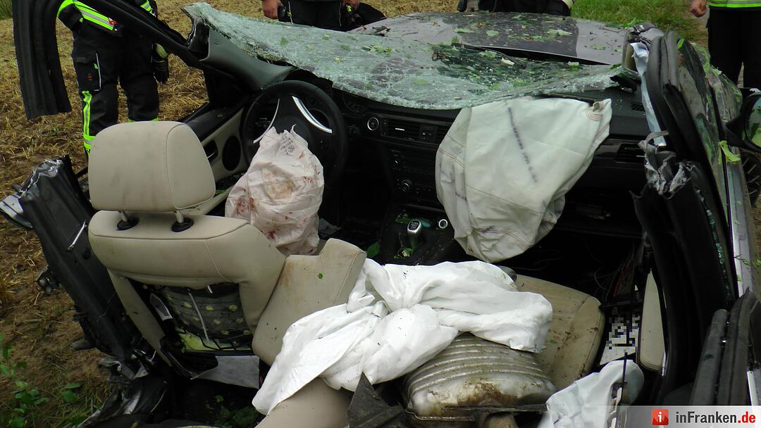 Fahrzeug bei Unfall in Frankenwinheim komplett zerstört