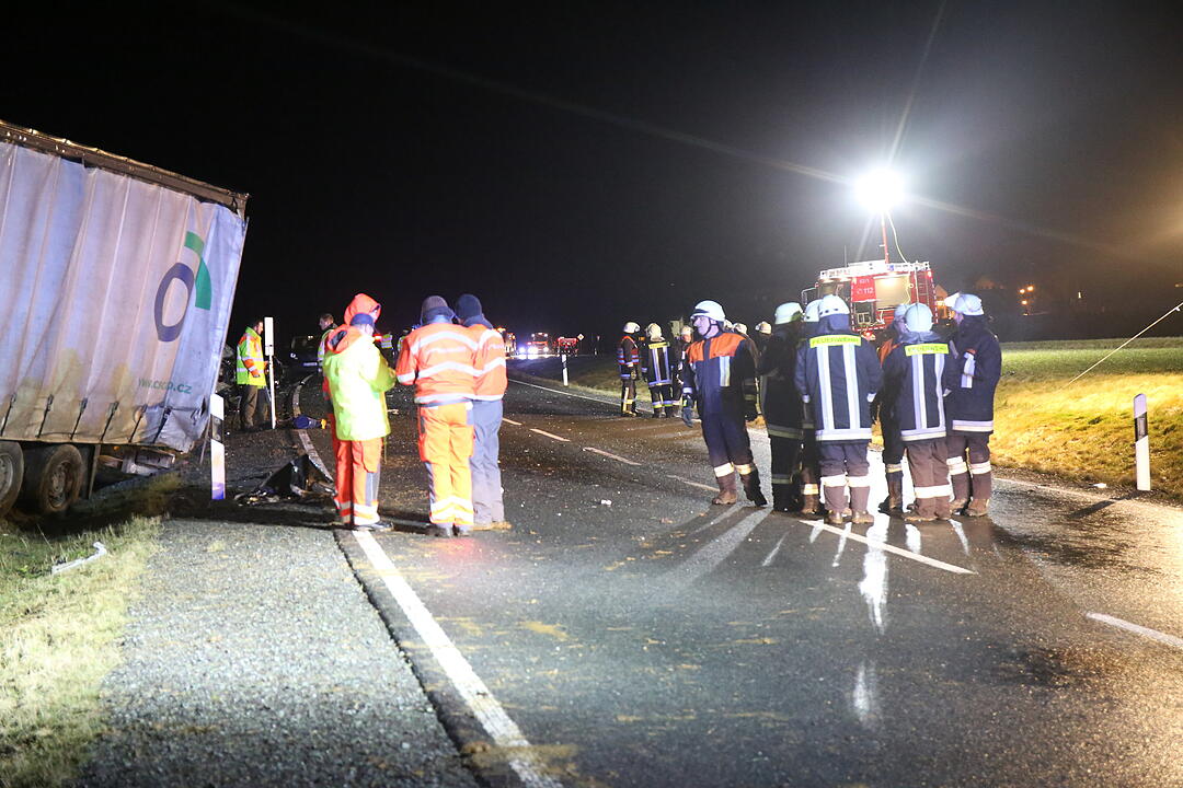 Kreis Kronach: Frontalzusammenstoß mit Lkw - Mutter und zwei Kinder teils schwer verletzt