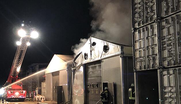 Erlangen-Eltersdorf: Firma für Umwelttechnik  brennt – Anwohner sollen Türen und Fenster schließen