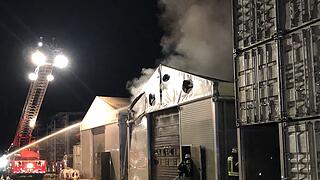 Erlangen-Eltersdorf: Firma für Umwelttechnik  brennt – Anwohner sollen Türen und Fenster schließen
