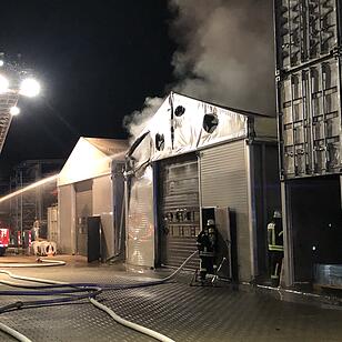 Erlangen-Eltersdorf: Firma für Umwelttechnik  brennt – Anwohner sollen Türen und Fenster schließen