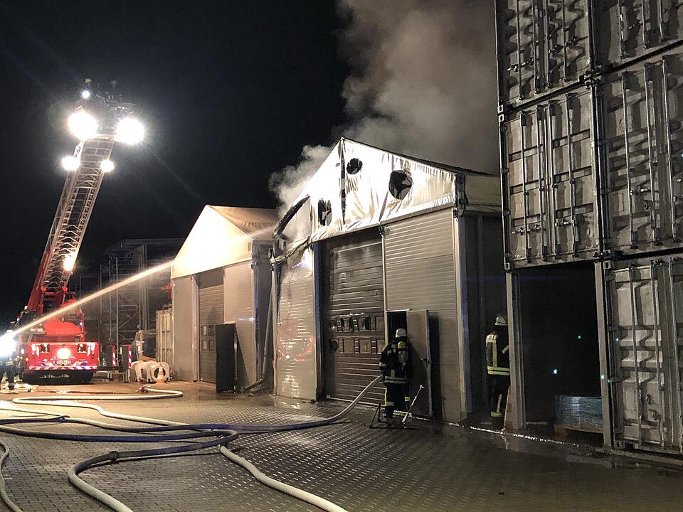Erlangen-Eltersdorf: Firma für Umwelttechnik  brennt – Anwohner sollen Türen und Fenster schließen