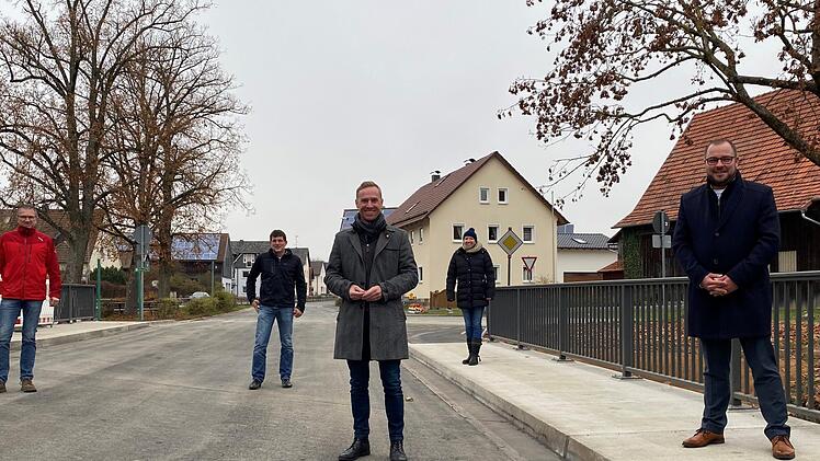 Die neue Nerdebr&uuml;cke in Meeder ist ab sofort f&uuml;r den Verkehr freigegeben, sehr zur Freude von (von rechts) Landrat Sebastian Straubel, Melanie Dressel (Fachbereich Tiefbau am Landratsamt Coburg), B&uuml;rgermeister Bernd H&ouml;fer, Matthias Kachel (Planungsb&uuml;ro SRP) und Reinhold Hofmann (Baufirma Raab).  Foto: Corinna R&ouml;sler