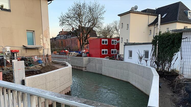 In diesem Bereich ist das Flussbett der Lauter bereits verbreitert und stabilisiert worden.