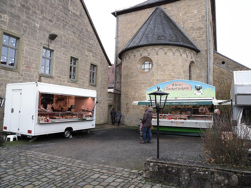 Kunsthandwerker und Regionalerzeuger präsentieren ihre Waren und Künste.