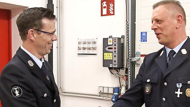 Der stellvertretende Kommandant Steffen G&auml;rtner (rechts) zeichnet Marcus Kaschny f&uuml;r &uuml;ber 22 Jahre aktiven Dienst in der Feuerwehrf&uuml;hrung aus.