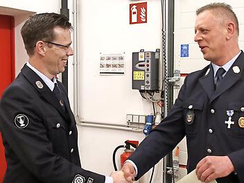 Der stellvertretende Kommandant Steffen Gärtner (rechts) zeichnet Marcus Kaschny für über 22 Jahre aktiven Dienst in der Feuerwehrführung aus.