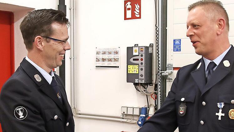 Der stellvertretende Kommandant Steffen Gärtner (rechts) zeichnet Marcus Kaschny für über 22 Jahre aktiven Dienst in der Feuerwehrführung aus.
