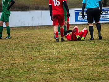 Fußballspiel in Bayern nach einer Minute abgebrochen - Notarzt vor Ort