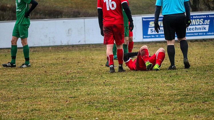 Fußballspiel in Bayern nach einer Minute abgebrochen - Notarzt vor Ort
