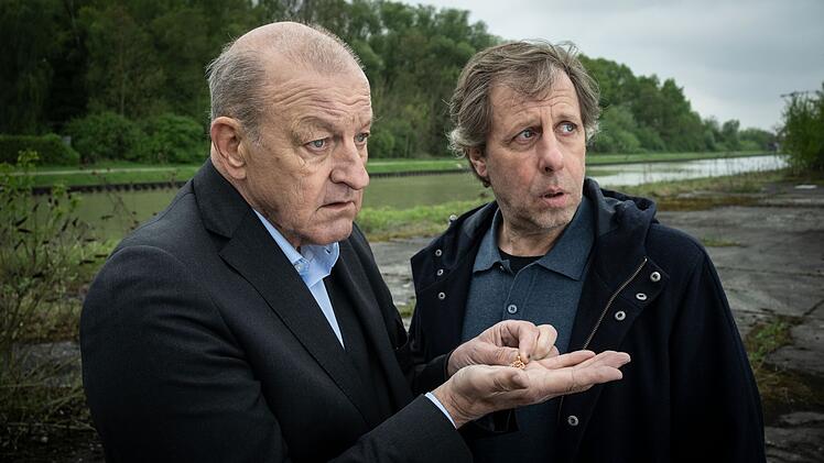 Wilsberg (Leonard Lansink, links) zeigt Ekki Talk&ouml;tter (Oliver Korittke) einen wichtigen Fund.