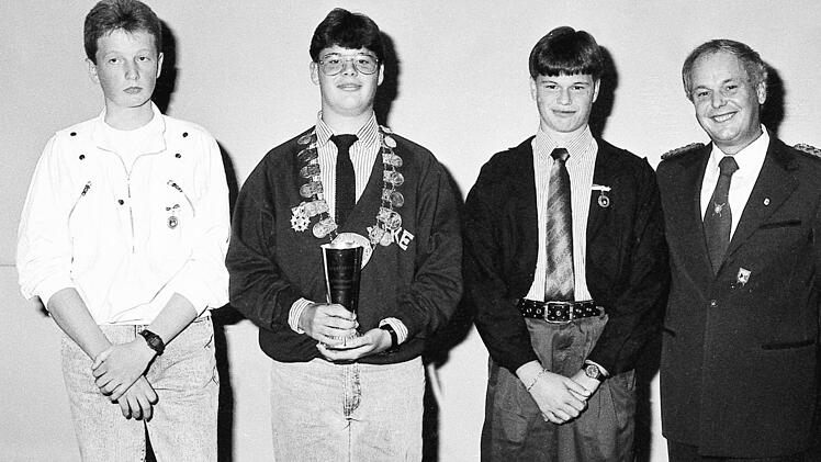 K&ouml;nigsschie&szlig;en bei den Jugendlichen der Sch&uuml;tzengesellschaft M&uuml;nnerstadt: (von links): Rainer Br&uuml;ckner, K&ouml;nig Christian K&ouml;th, Michael K&ouml;th und Sch&uuml;tzenmeister Walter K&ouml;th.