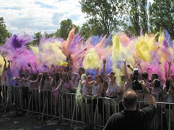Countdown: Highlight des Holi-Festivals, das am Sonntag auf dem Gelände der Coburg Locals stattfand, war der gleichzeitige Wurf bunter Farbbeutel beim Countdown des DJs. Foto: Bettina Knauth