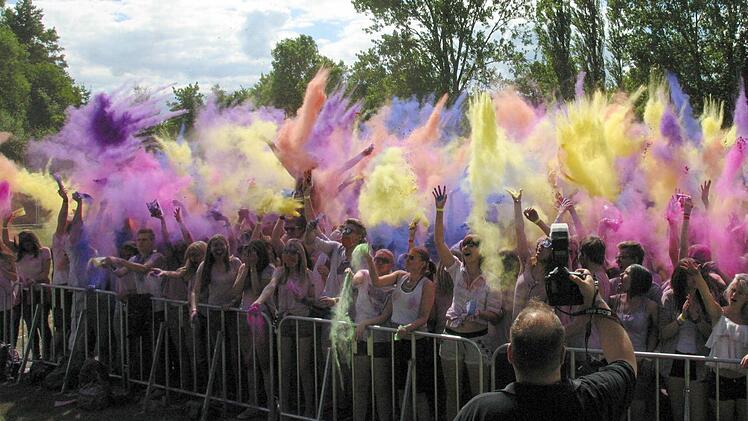 Countdown: Highlight des Holi-Festivals, das am Sonntag auf dem Gelände der Coburg Locals stattfand, war der gleichzeitige Wurf bunter Farbbeutel beim Countdown des DJs. Foto: Bettina Knauth