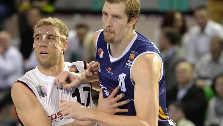 Die Basketballer Peter Zeis (links) und Nick Schneiders ( Bremerhaven) treffen am 5. Spieltag der neuen Bundesliga-Saison (22. Oktober) in Bayreuth aufeinander. Foto: Peter Mularczyk