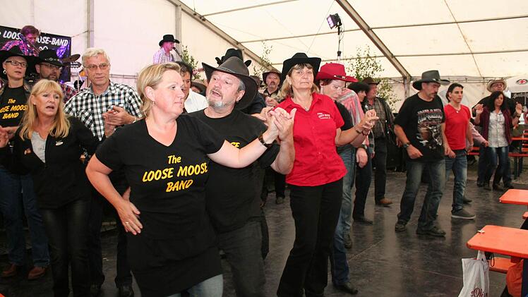 Die Fangemeinde tanzte unermüdlich zur handgemachten Musik der "Loose Moose Band".