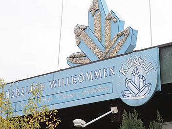 Das Willkommensschild ist heil geblieben, doch die Kristall-Therme in Fichtelberg liegt in Schutt und Asche. Bald aber könnte Badbetreiber Heinz Steinhart sich an den Wiederaufbau wagen - eine Annäherung an die Gemeinde macht es möglich. Fotos: Jochen Nützel