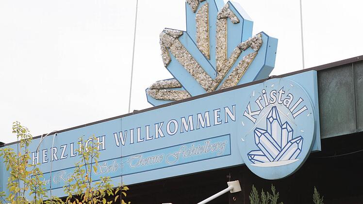 Das Willkommensschild ist heil geblieben, doch die Kristall-Therme in Fichtelberg liegt in Schutt und Asche. Bald aber könnte Badbetreiber Heinz Steinhart sich an den Wiederaufbau wagen - eine Annäherung an die Gemeinde macht es möglich. Fotos: Jochen Nützel