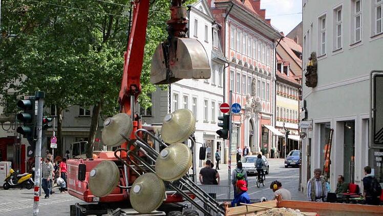 Rund 250 Kilo am Haken: Die erste Winklerleuchte wurde am Montag bereits abgebaut und wird bis Donnerstag gelagert. Foto: Ilona Munique