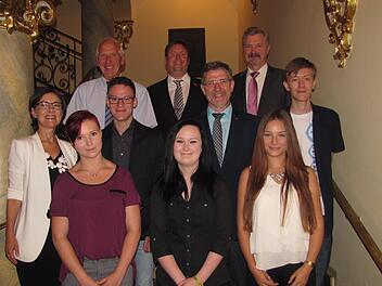 Auszeichnung der fünf besten Absolventen der Coburger Mittelschulen (von links): Regierungsvizepräsidentin Petra Platzgummer-Martin, Melissa Scheler, Verwaltungsrat Klaus Anderlik, Felix Hofmann, Kreishandwerksmeister Jens Beland, Michelle Reichelt, Landrat Michael Busch, Schulamtsdirektor Werner Löffler, Antonia Geßlein und Evgenij Gorbatenkov Foto: Martin Koch
