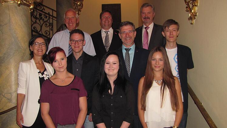Auszeichnung der fünf besten Absolventen der Coburger Mittelschulen (von links): Regierungsvizepräsidentin Petra Platzgummer-Martin, Melissa Scheler, Verwaltungsrat Klaus Anderlik, Felix Hofmann, Kreishandwerksmeister Jens Beland, Michelle Reichelt, Landrat Michael Busch, Schulamtsdirektor Werner Löffler, Antonia Geßlein und Evgenij Gorbatenkov Foto: Martin Koch