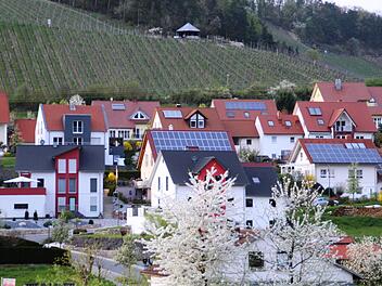Insgesamt sind die Ramsthaler zufrieden mit der touristischen Entwicklung des Dorfes, also auch mit dem Aussichtspavillon über den Dächern von Ramsthal, der im Rahmen der Terroir f-Maßnahmen im Weinberg ausgebaut wird. Foto: Werner Vogel