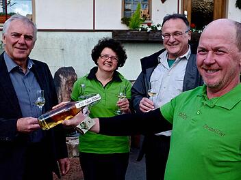 Stoßen auf das Jubiläum an: Jürgen Karle, Conny Koch, Jürgen Rosen und Robert Koch. Foto: Gerd Schaar