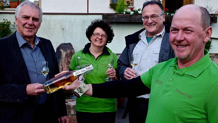 Stoßen auf das Jubiläum an: Jürgen Karle, Conny Koch, Jürgen Rosen und Robert Koch. Foto: Gerd Schaar
