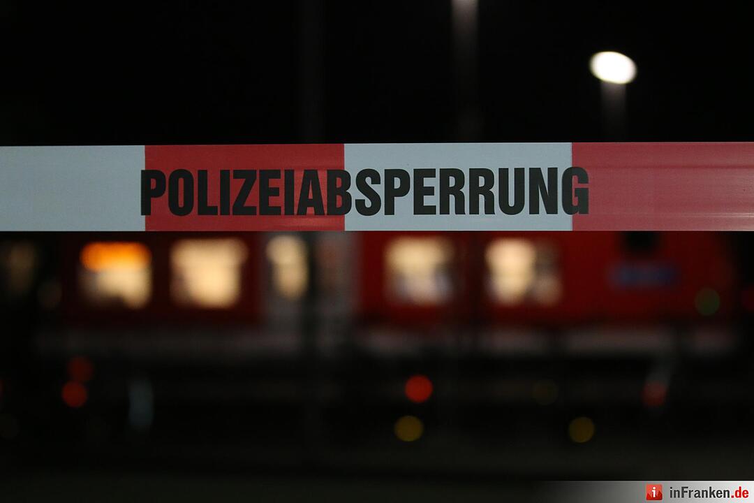 Herrenloser Koffer im Zug gefunden - Bombenraeumkommando gibt Entwarnung