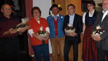 Ehrung der passiven Mitglieder (von links): Hans Dacho (60 Jahre), Manuela Zehe (40), Peter Binsteiner, Siegbert Borst (40), Sabine Dacho, Winfried Albert, Helma Albert und Waltraud Warmuth (alle 40). Foto: Michaela Atzler