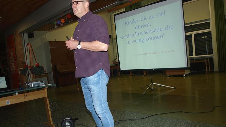 "Eltern, die ihrem Kind alles abnehmen, tun sich und dem Kind ebenso wenig einen Gefallen, wie wenn sie alles durchgehen lassen." Das war einer der Punkte, die Familienberater Andreas Dederich (Würzburg) bei einem sehr gut besuchten Vortrag an Eltern und Erzieher weiter gab.  Foto: Stefan Geiger