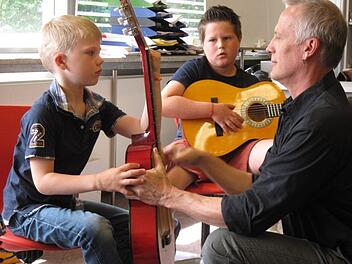 Rockstar werden? Auch dafür können im Gitarrenunterricht von Roland Huber an der Musikschule Ebern die Grundsteine gelegt werden. Am Sonntag lädt die Bildungseinrichtung zu ihrem Fest ein.  Foto: Johanna Eckert