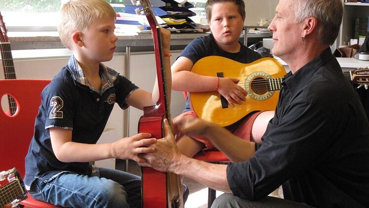 Rockstar werden? Auch dafür können im Gitarrenunterricht von Roland Huber an der Musikschule Ebern die Grundsteine gelegt werden. Am Sonntag lädt die Bildungseinrichtung zu ihrem Fest ein.  Foto: Johanna Eckert