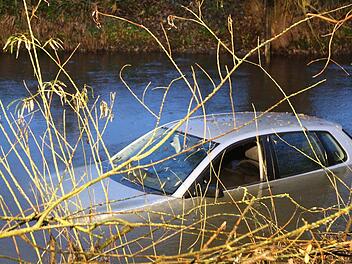 Ein Lastkraftwagen dr&auml;ngte am Mittwochnachmittag einen 20 Jahre alten Autofahrer bei Neubrunn von der Fahrbahn ab. Das Fahrzeug stoppte erst in einem Bach. Symbolbild: News5/ Herse