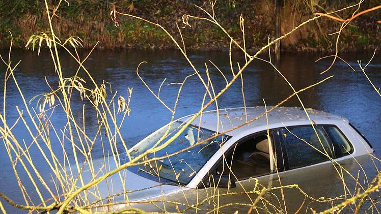 Ein Lastkraftwagen dr&auml;ngte am Mittwochnachmittag einen 20 Jahre alten Autofahrer bei Neubrunn von der Fahrbahn ab. Das Fahrzeug stoppte erst in einem Bach. Symbolbild: News5/ Herse