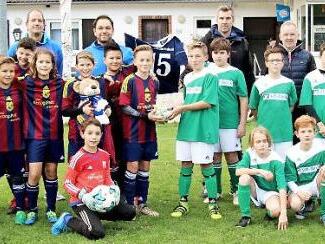Die Mannschaftskameraden des ASV (links) und aus Lonnerstadt/Wachenroth mit ihren Trainern Andreas Hirl, Dieter Winkelmann und Thomas Schmidhuber sowie Thomas Rückert aus Lonnerstadt  Foto: Richard Sänger