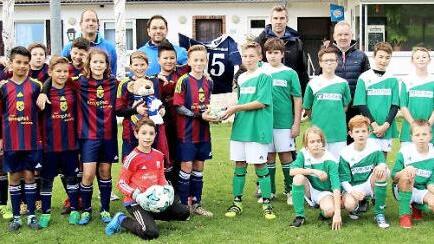 Die Mannschaftskameraden des ASV (links) und aus Lonnerstadt/Wachenroth mit ihren Trainern Andreas Hirl, Dieter Winkelmann und Thomas Schmidhuber sowie Thomas Rückert aus Lonnerstadt  Foto: Richard Sänger