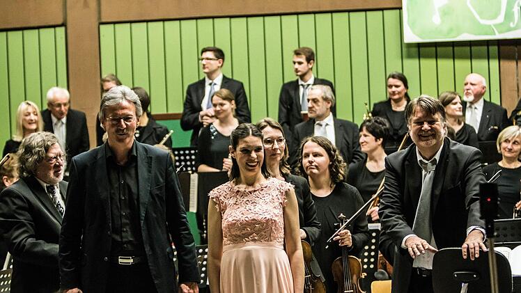 Das Orchester der Musikfreunde Neustadt unter Leitung von Hans Stähli beeindruckte mit seinem Sinfoniekonzert in der Mehrzweckhalle Heubischer Straße.Foto: Jochen Berger