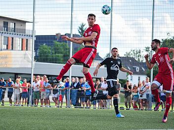 Routinier Daniel Sam (beim Kopfball) präsentierte sich in der Relegation mit sechs Treffern in starker Verfassung.  Foto: Hagen Lehmann