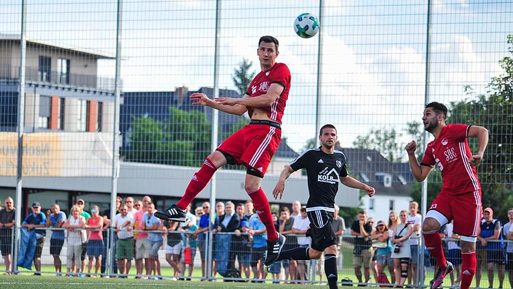 Routinier Daniel Sam (beim Kopfball) präsentierte sich in der Relegation mit sechs Treffern in starker Verfassung.  Foto: Hagen Lehmann