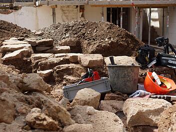 Die alten Mauerstücke sind nach der Dokumentation durch ein archäologisches Büro mittlerweile weggebaggert.Foto: Arkadius Guzy