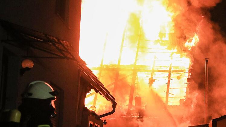 In Niederlauer (Kreis Rhön-Grabfeld) hat am Sonntag eine Schuene gebrannt. Es kam zu einem Großeinsatz der Feuerwehren in der Region. Symbolfoto: News5/Merzbach