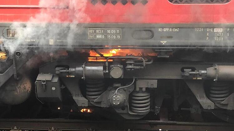 Plötzlich schlugen Flammen aus dem Motorraum der Diesellok. Foto Ulrich Wirth