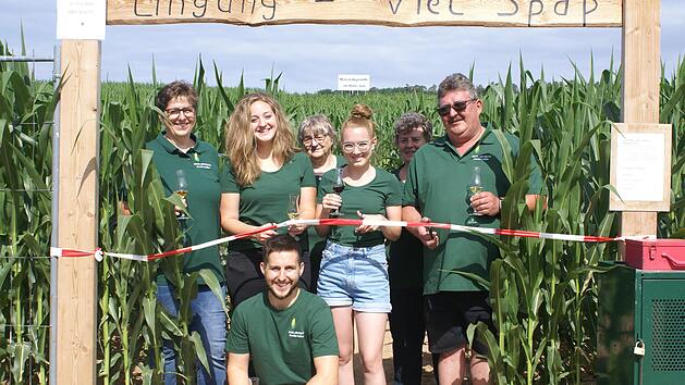 Mutter Birgit Ke&szlig;ler (von links), Tochter Lena Brust, Schwiegertochter Eva Schiffner, Vater Rainer Ke&szlig;ler und Sohn Jannis Ke&szlig;ler (vorne) er&ouml;ffnen ihr Maislabyrinth. Im Hintergrund sind die beiden Gro&szlig;m&uuml;tter zu sehen.