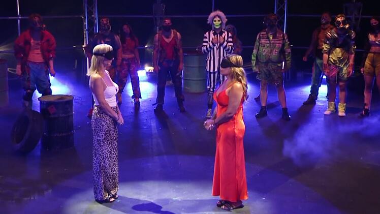 Die zwölf Realitystars hatten vorab keine Ahnung, wer außer ihnen im Format ist. Und vor allem nicht, wer ihnen als besonderer "Lieblingsfeind" als Erstes gegenüberstehen würde. Mit Augenbinden traten auch Danni und Patricia einander gegenüber.