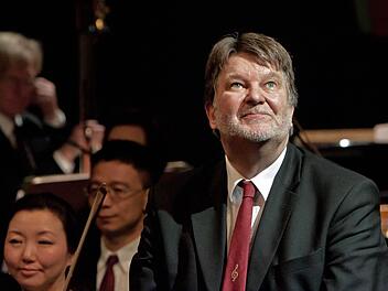 Bei seinem Abschiedskonzert im Landestheater wird Hans Stähli vom Publikum mit begeistertem Beifall gefeiert. Fotos: Jochen Berger