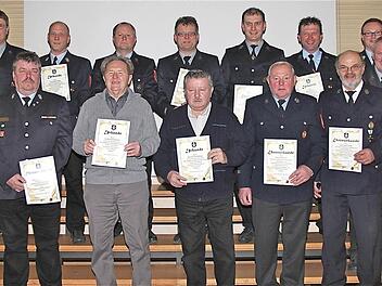 Ejhrungen bei der Feuerwehr. Das Bild zeigt (oben v.l.): Andreas Schmitt, Christian Scholz, Matthias Schühler, Guido Henke, Jürgen Müller, Martin Schüll, Axel Vogler; (vorne v.l.): Winfried Heim, Gerhard Schneider, Herbert Kohlhepp, Peter Schühler, Bernhard Heim und Wolfgang Brust. Foto: Gerd Schaar