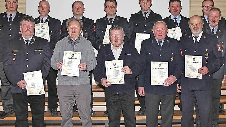 Ejhrungen bei der Feuerwehr. Das Bild zeigt (oben v.l.): Andreas Schmitt, Christian Scholz, Matthias Schühler, Guido Henke, Jürgen Müller, Martin Schüll, Axel Vogler; (vorne v.l.): Winfried Heim, Gerhard Schneider, Herbert Kohlhepp, Peter Schühler, Bernhard Heim und Wolfgang Brust. Foto: Gerd Schaar