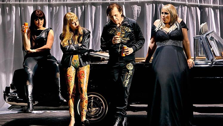 Dritter Aufzug, von links: Julia Rutigliano (Wellgunde), Mirella Hagen (Woglinde), Lance Ryan (Siegfried) und Okka von der Damerau (Floßhilde) Foto: Bayreuther Festspiele/Enrico Nawrath